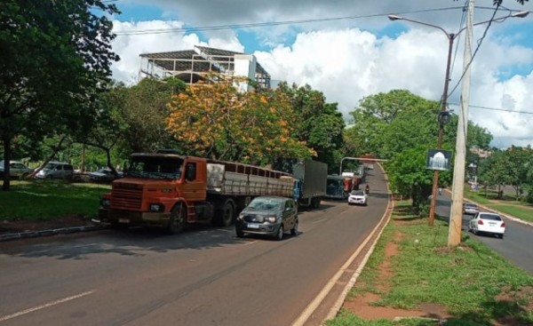 Congestionamientos y roces por doble fila de camiones en la ruta