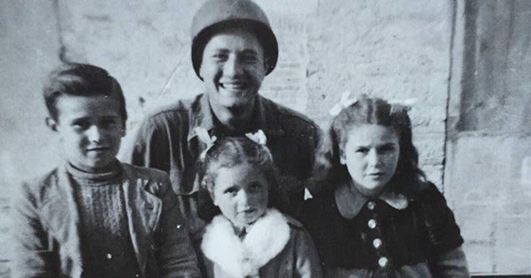 La Nación / Exsoldado se reúne con los niños que salvó en Italia en 1944