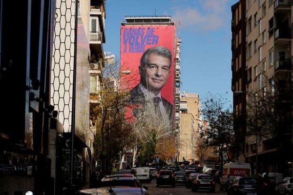 Laporta publicita su candidatura al Barça con un cartel enorme al lado del Bernabéu
