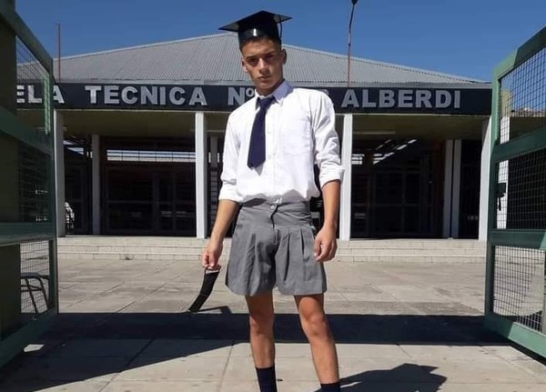 Joven fue a su entrega de diploma vestido con pollera y le exigieron ponerse un pantalón