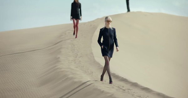 La Nación / Saint Laurent elige el desierto para desfile virtual