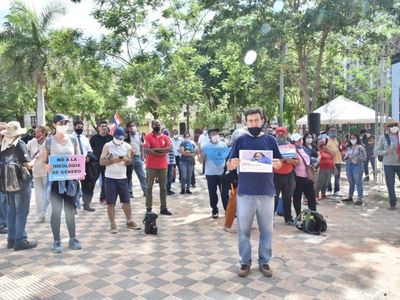 Grupos provida piden renuncia de Teresa Martínez frente al Congreso