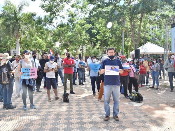 Grupos provida piden renuncia de Teresa Martínez frente al Congreso
