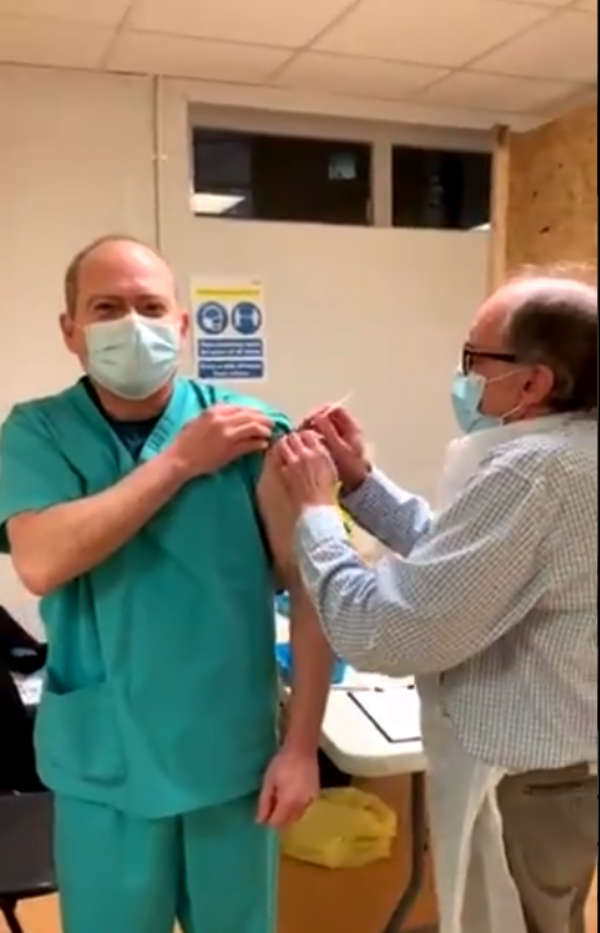 Médico paraguayo, residente en Inglaterra, recibió la vacuna contra el Covid-19