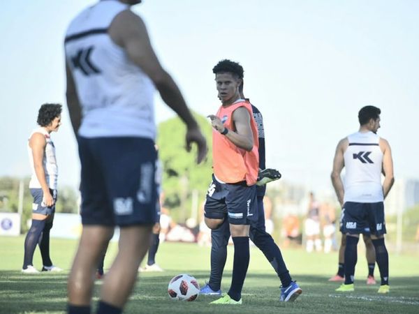 Espínola, entre el fútbol, los libros y la selección - Nacional - ABC Color