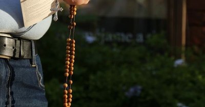 La Nación / Hombres salen a las calles y rezan el rosario “por el fin de todo lo que aqueja al país”