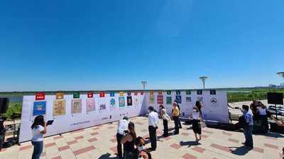 Presentaron los objetivos de desarrollo sostenible a través de un mural con 17 ilustraciones en la Costanera