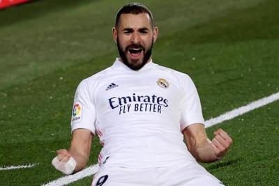 Benzema le da la victoria a un Madrid que se acomoda en el podio