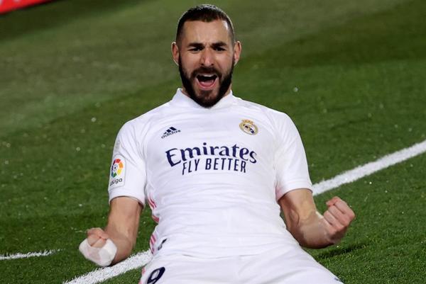 Benzema le da la victoria a un Madrid que se acomoda en el podio