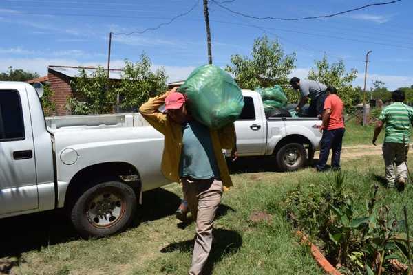 Familias de escasos recursos de Ayolas reciben kits de alimentos