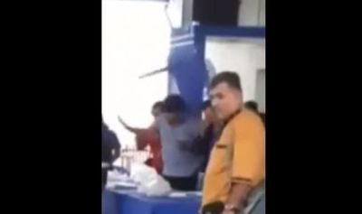 Evo Morales toma una silla sobre su cabeza en una reunión de su partido
