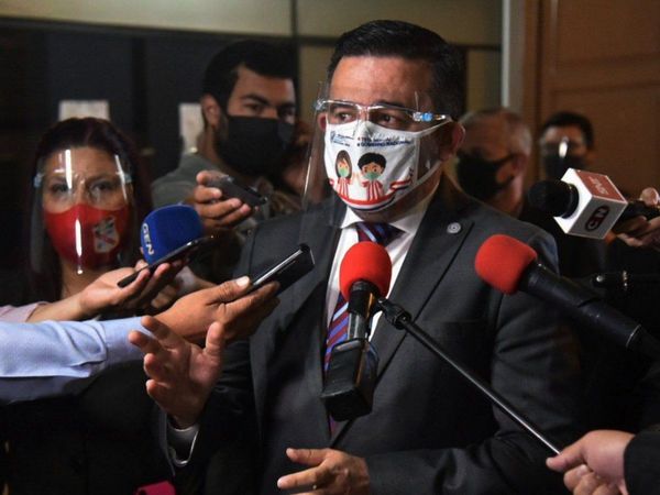¿Kits de oro en el MEC? Denuncian supuesta sobrefacturación de Petta