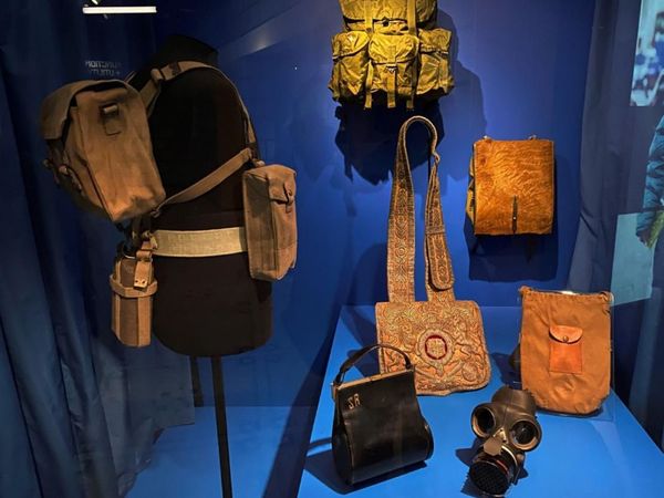 Inauguran una muestra de icónicos bolsos en Londres