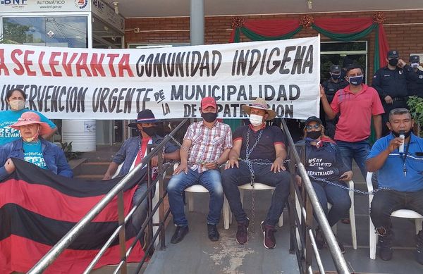 Encadenados piden intervención de la Municipalidad de Repatriación - Nacionales - ABC Color