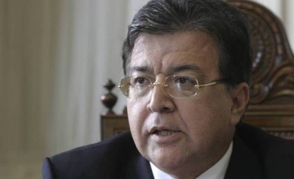 HOY / Nicanor repartió US$ 70 millones en ayuda social que no transparenta