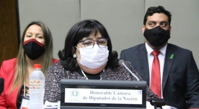 En una larga interpelación, la ministra Teresa Martínez defiende el Plan de la Niñez