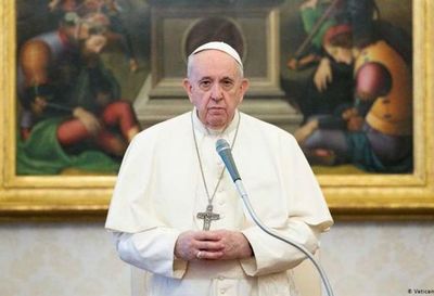 El papa Francisco recibe el carnet de socio de Boca Juniors