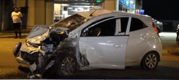 Conductora en aparente estado de ebriedad ocasiona choque fatal | Noticias Paraguay