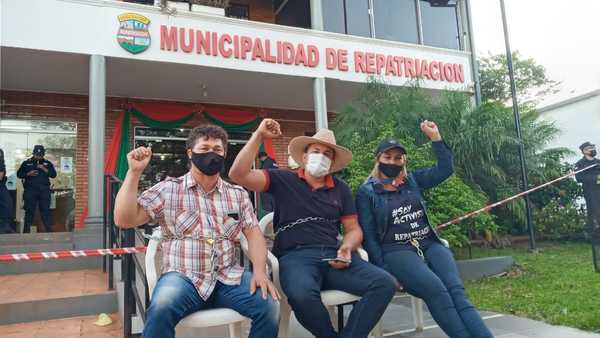 Se encadenan frente a la municipalidad de Repatriación para pedir la intervención - Noticiero Paraguay