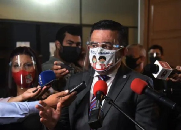 Denuncian a Petta por "Kits de oro" del MEC - Noticiero Paraguay