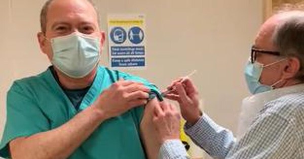 La Nación / Médico paraguayo recibió vacuna contra el COVID-19: “Me siento muy privilegiado”