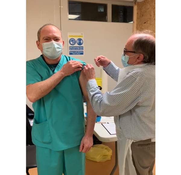 El pedido de un médico compatriota residente en Inglaterra tras aplicarse vacuna contra COVID-19: 'Que el Gobierno haga esfuerzo de vacunar a los 7 millones de paraguayos'