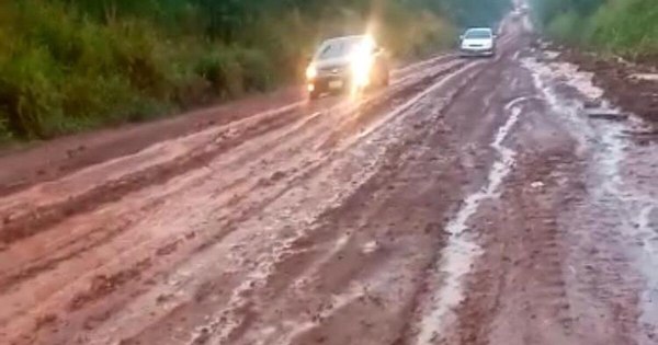 La Nación / Intendente y pobladores de Mbaracayú piden camino de todo tiempo