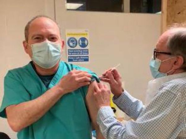 Un doctor es el primer paraguayo en recibir la vacuna anticovid