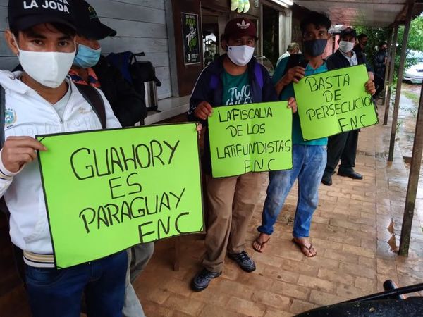 FNC denuncia persecución fiscal y protesta frente a sede del Ministerio Público de Caaguazú - Nacionales - ABC Color