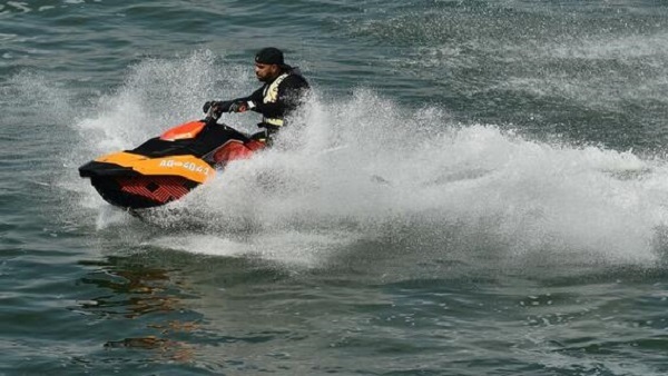 Joven cruzó el mar de Irlanda en una moto de agua para ver a su novia, pero terminó preso - Noticiero Paraguay