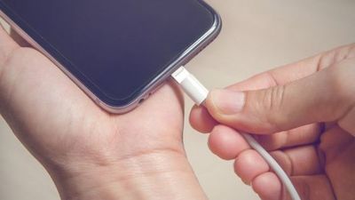 MURIÓ ELECTROCUTADO MIENTRAS CARGABA EL CELULAR