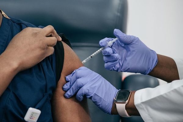 Médico paraguayo recibe la primera vacuna contra COVID-19 en Inglaterra - Nacionales - ABC Color