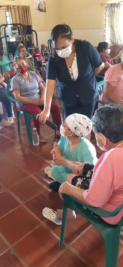 Taller de cuidadores de adultos mayores culmina con demostración de técnicas - ABC en el Este - ABC Color