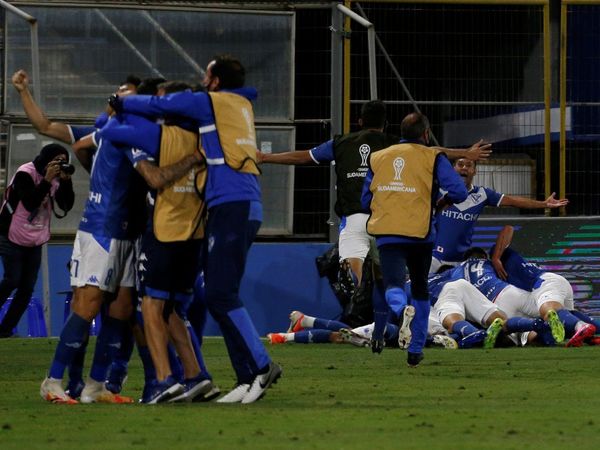 Vélez remonta en Santiago y se mete en semifinales