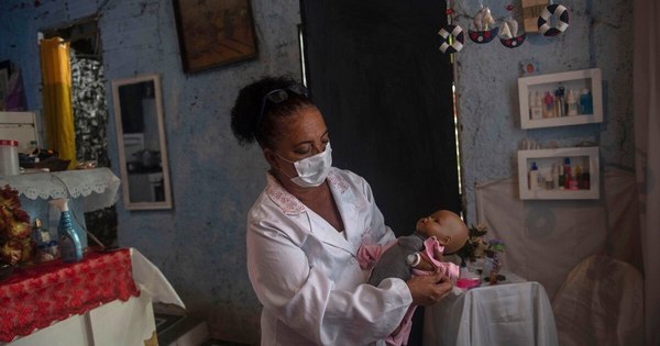 La Nación / Brasileña perdió su empleo y abrió un hospital para muñecas