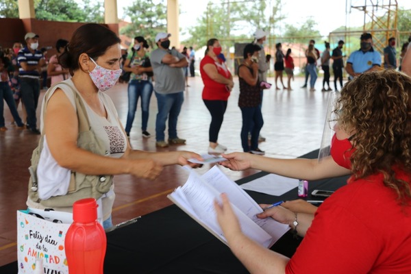 Familias relocalizadas por Yacyretá reciben bonos por fin de año en Itapúa | .::Agencia IP::.