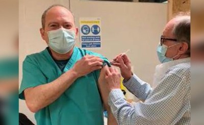 Médico paraguayo también recibe vacuna contra el covid en Inglaterra