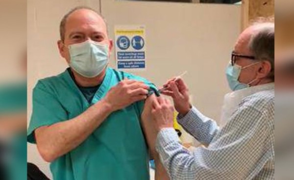 Médico paraguayo también recibe vacuna contra el covid en Inglaterra