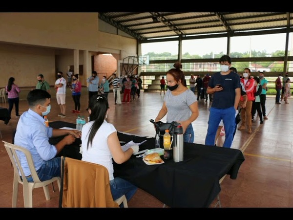 FAMILIAS RELOCALIZADAS POR YACYRETÁ RECIBEN BONOS POR FIN DE AÑO EN ITAPÚA