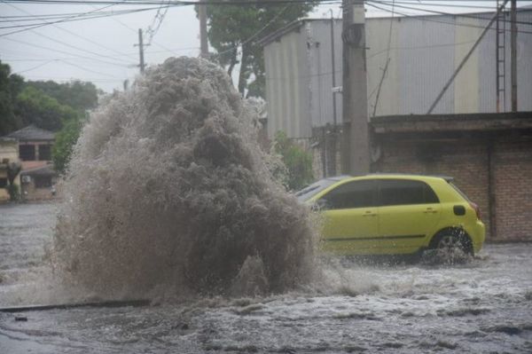 Video: Estalla de nuevo desagüe cloacal en calles de Asunción