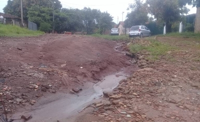 HOY / Con cada tormenta, vecinos de un barrio capiateño quedan aislados