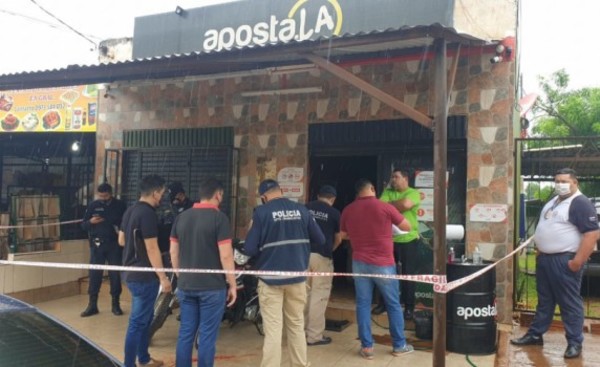 Policía herido en violento asalto a casa de apuestas deportiva