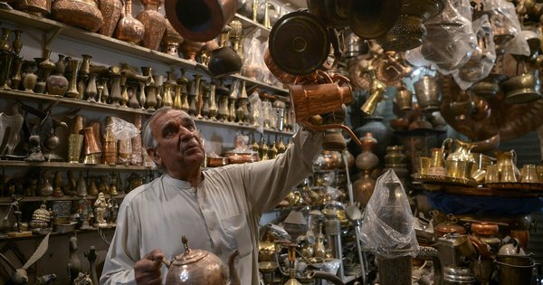 La Nación / Los contadores de historias en Pakistán, al borde del olvido