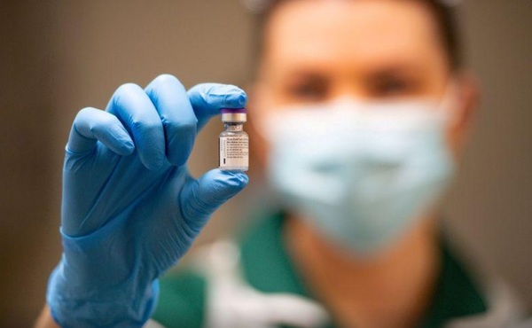 Reino Unido ya ha inyectado primera dosis de la vacuna anti-COVID a casi 140.000 personas