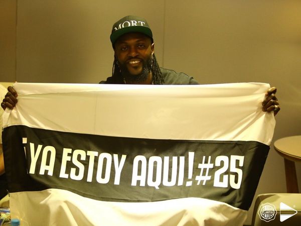 El breve paso de Adebayor por Olimpia