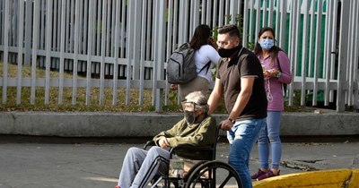 La Nación / El viacrucis de los mexicanos para hallar cama en hospitales desbordados