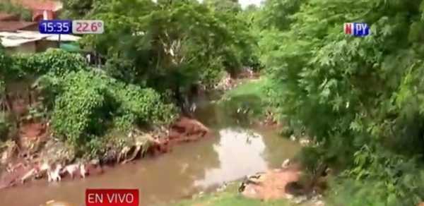 Busca desesperada de joven que fue arrastrado por el raudal | Noticias Paraguay