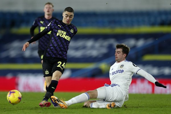 Con Almirón en los últimos minutos, Newcastle fue aplastado por el Leeds de Bielsa