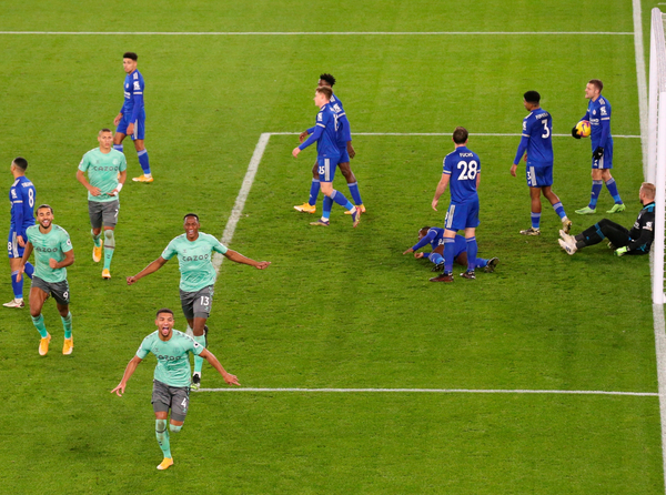 Everton se queda con un partido clave ante el Leicester