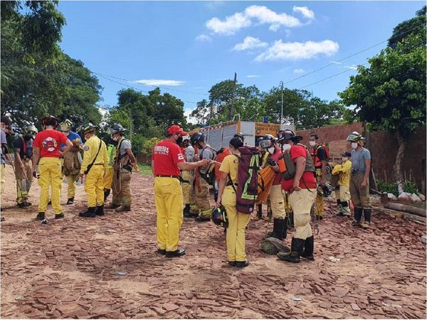 Bomberos buscan a joven desaparecido tras ser arrastrado por raudal